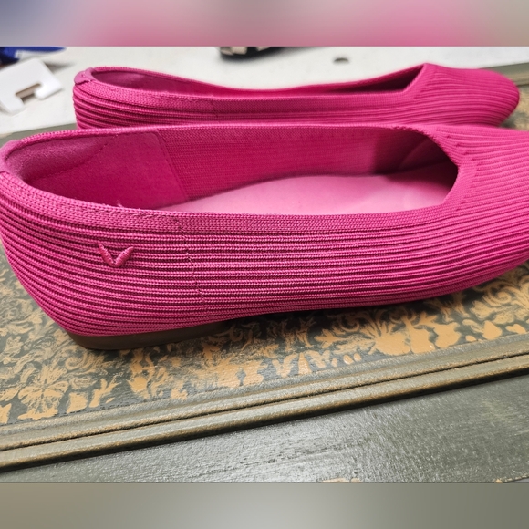 Vivaia Margot Walker square-toe V-cut flats in a pink (pitaya) 38.5 Size 8 - Picture 2 of 4
